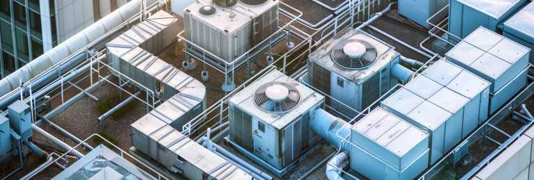 Nachhaltige Wärmepumpensysteme zur Optimierung der energetischen Wärmeversorgung. Moderne Wärmepumpen-Außeneinheit zur effizienten und umweltfreundlichen Wärmeerzeugung in Wohn- und Gewerbegebäuden.